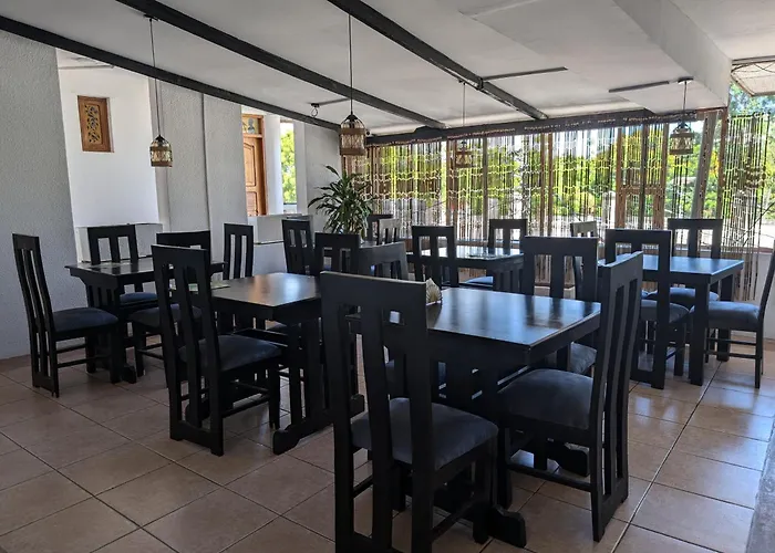 Q2 Bar & Guesthouse